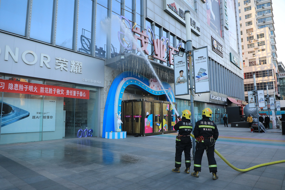 在灭火疏散实战演练过程中，消防员模拟灭火。田雨尘摄