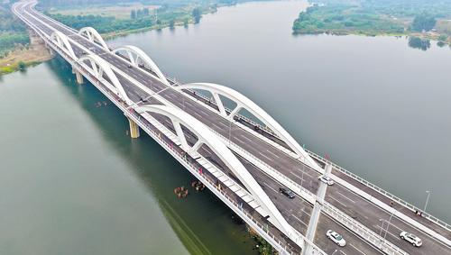 日前拍攝的廠通路潮白河大橋。該橋今年9月29日全線通車，是京津冀一體化發展的重點項目。 本報記者 史晟全攝