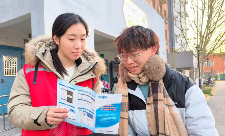 12月4日，在竞秀区中诚晶典社区，社区工作人员耐心解答居民关于就业政策的问题。耿培轩摄