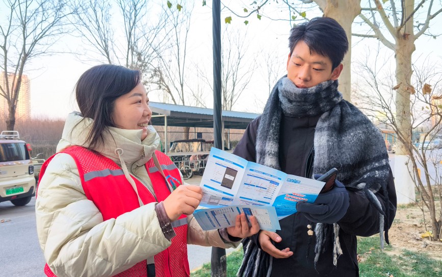 12月4日，在竞秀区中诚晶典社区，社区工作人员向居民介绍数字就业信息平台。耿培轩摄