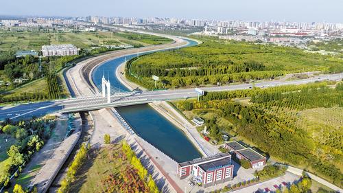 近日拍攝的南水北調中線總干渠邢台市區段。（本報資料片） 本報記者 田明攝