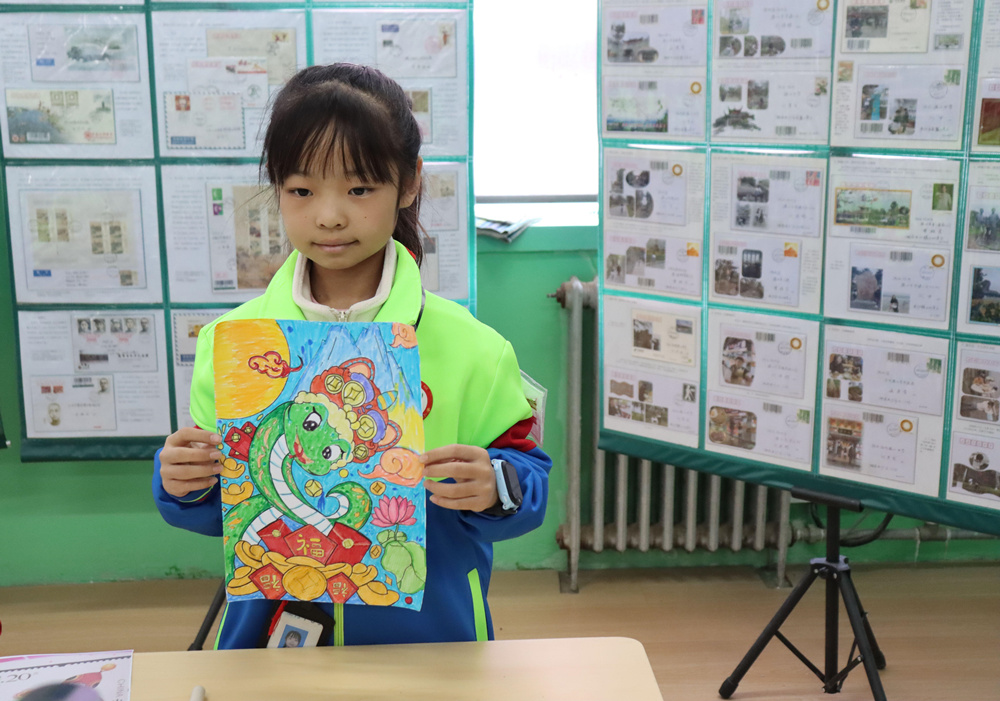學生在展示自己的作品。李謙攝