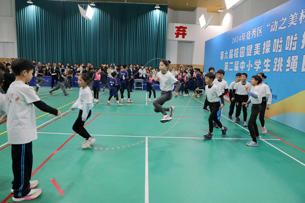 12月8日，中小学八人跳大绳。吴冰姿摄