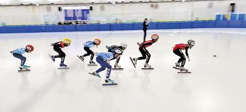 12月7日，河北省第五届冰雪运动会短道速滑比赛社会组比赛现场。 本报记者 杨明静摄