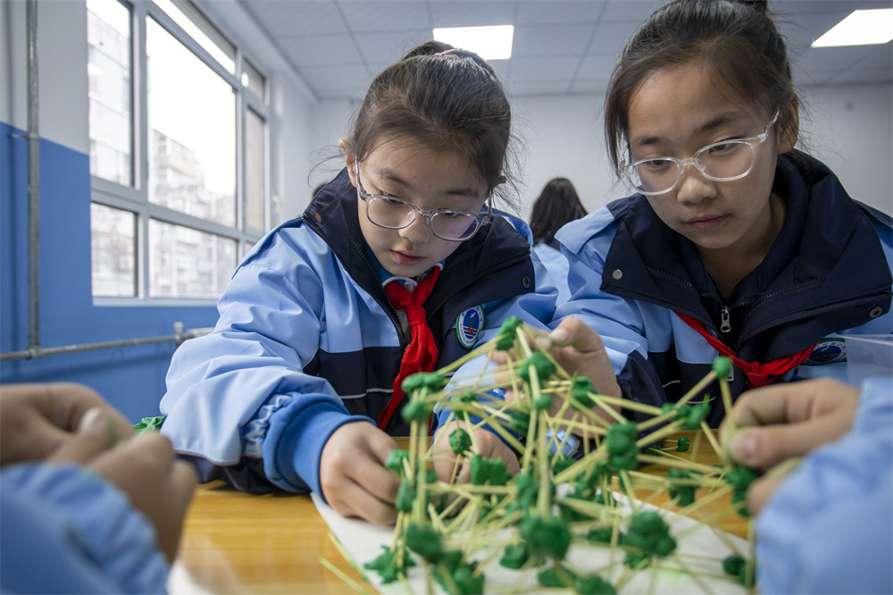 12月12日，河北省邯郸市复兴区岭南小学的学生在搭建“防震牙签塔”。聂长青摄