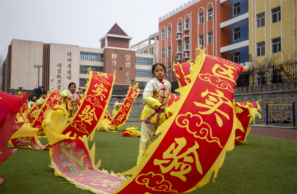 12月12日，河北省邯郸市复兴区实验小学的学生在练习彩带龙。聂长青摄