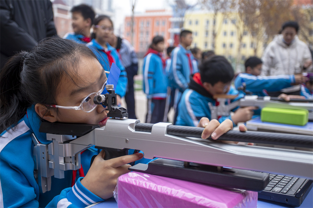 12月12日，河北省邯郸市复兴区实验小学的学生在练习光电射击。聂长青摄