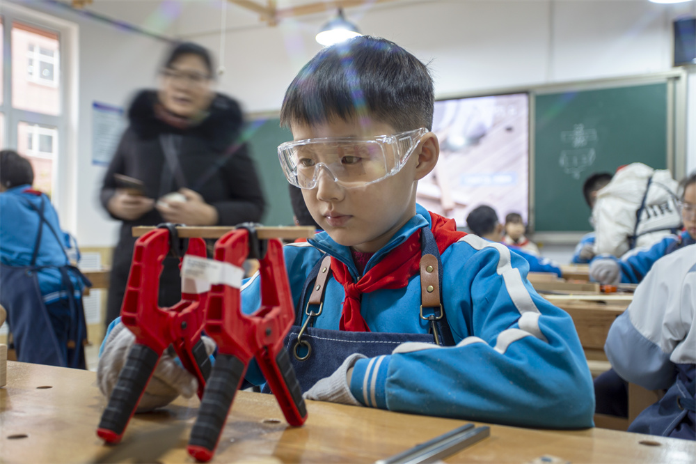 12月12日，河北省邯郸市复兴区实验小学的学生在木工坊做铅笔。聂长青摄