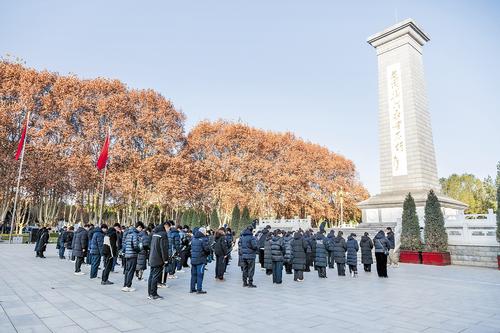 12月13日，省會各界群眾在華北軍區烈士陵園參加主題為“勿忘歷史 珍愛和平”的悼念活動，祭奠在抗日戰爭中犧牲的革命先烈和在南京大屠殺中遇難的同胞。 本報記者趙杰攝