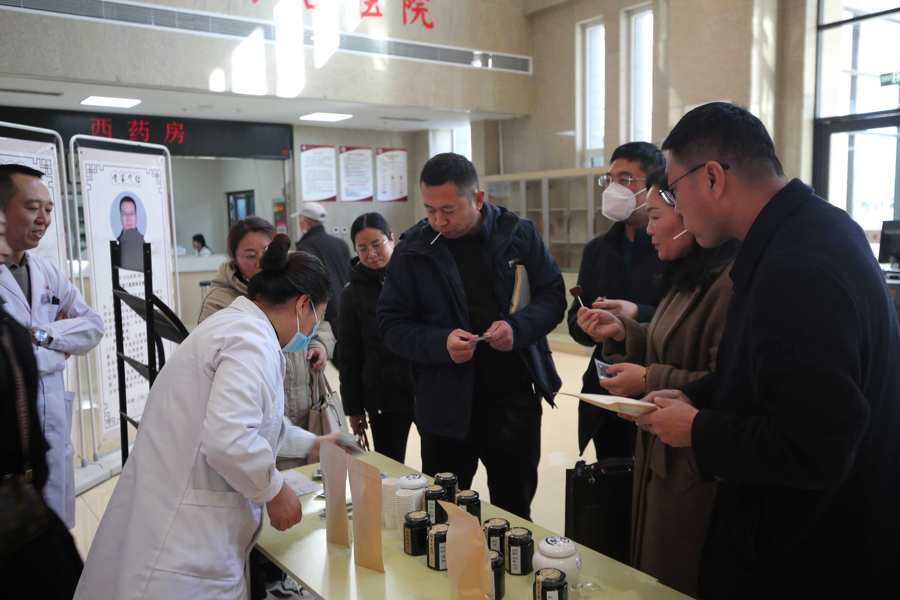 12月14日，群众免费品尝健脾棒棒糖。李继业摄