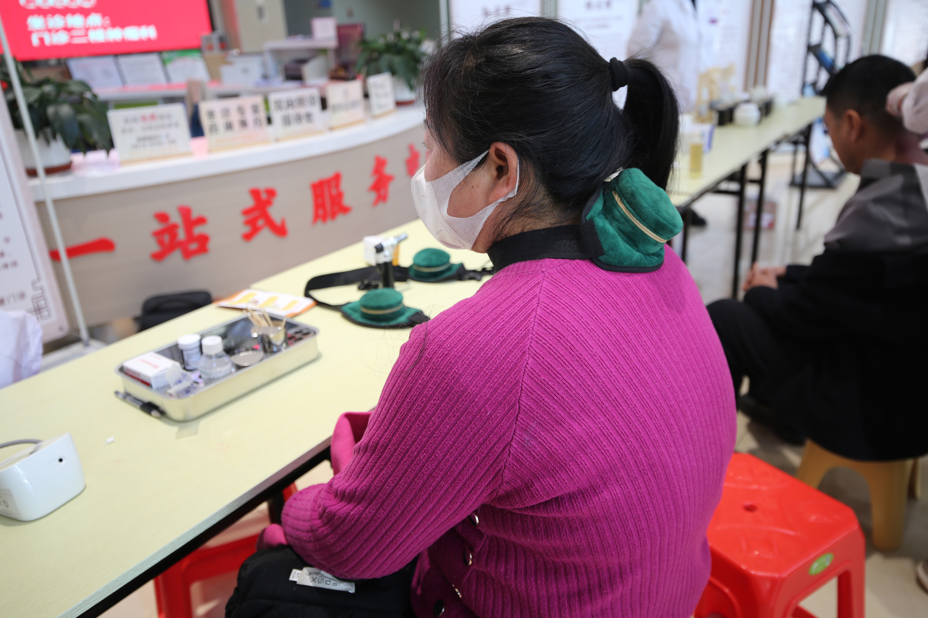 12月14日，群众免费体验艾灸特色疗法。李继业摄