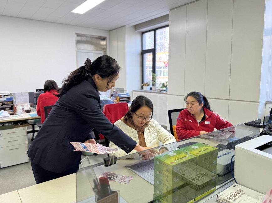 检察院工作人员为企业宣讲法律法规。刘奥文摄