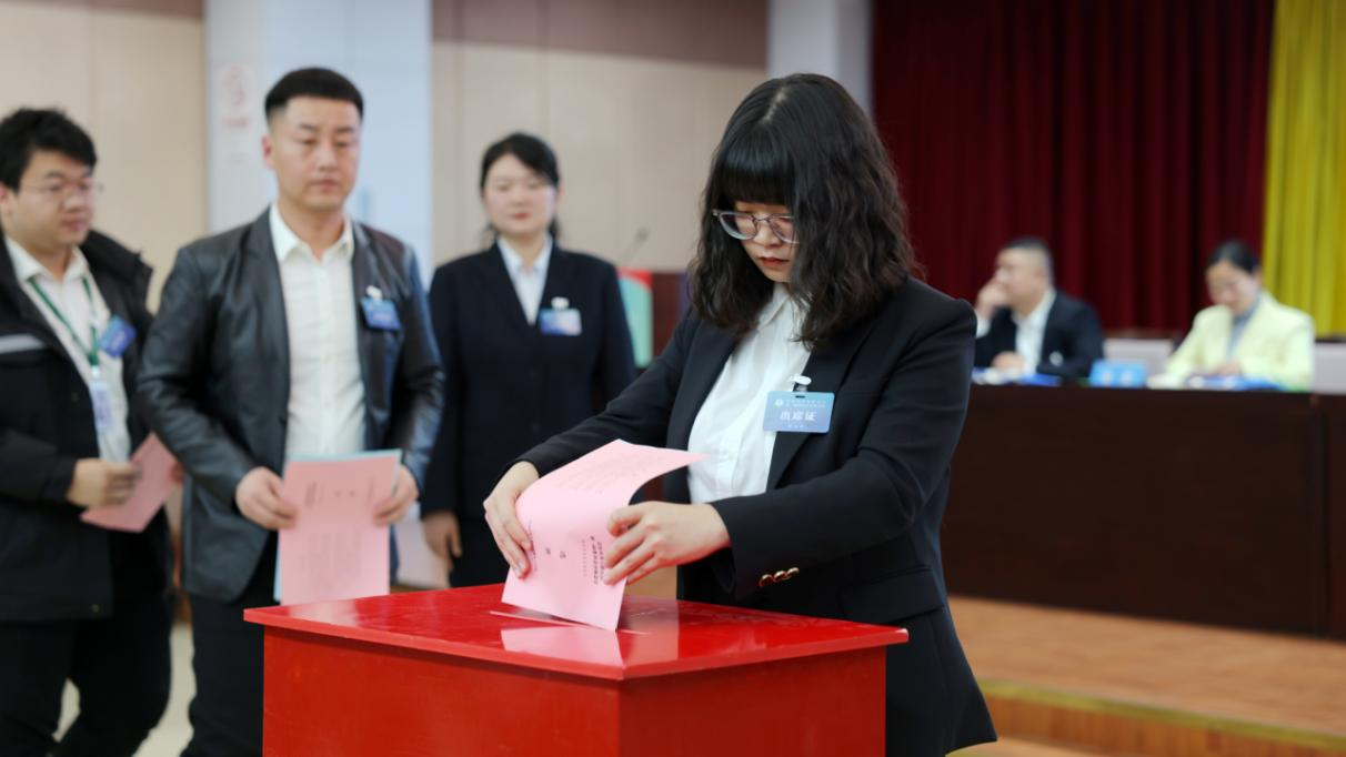 12月17日，青年委员正在投票选举产生迁安市青年联合会第一届委员会领导班子。共青团迁安市委供图