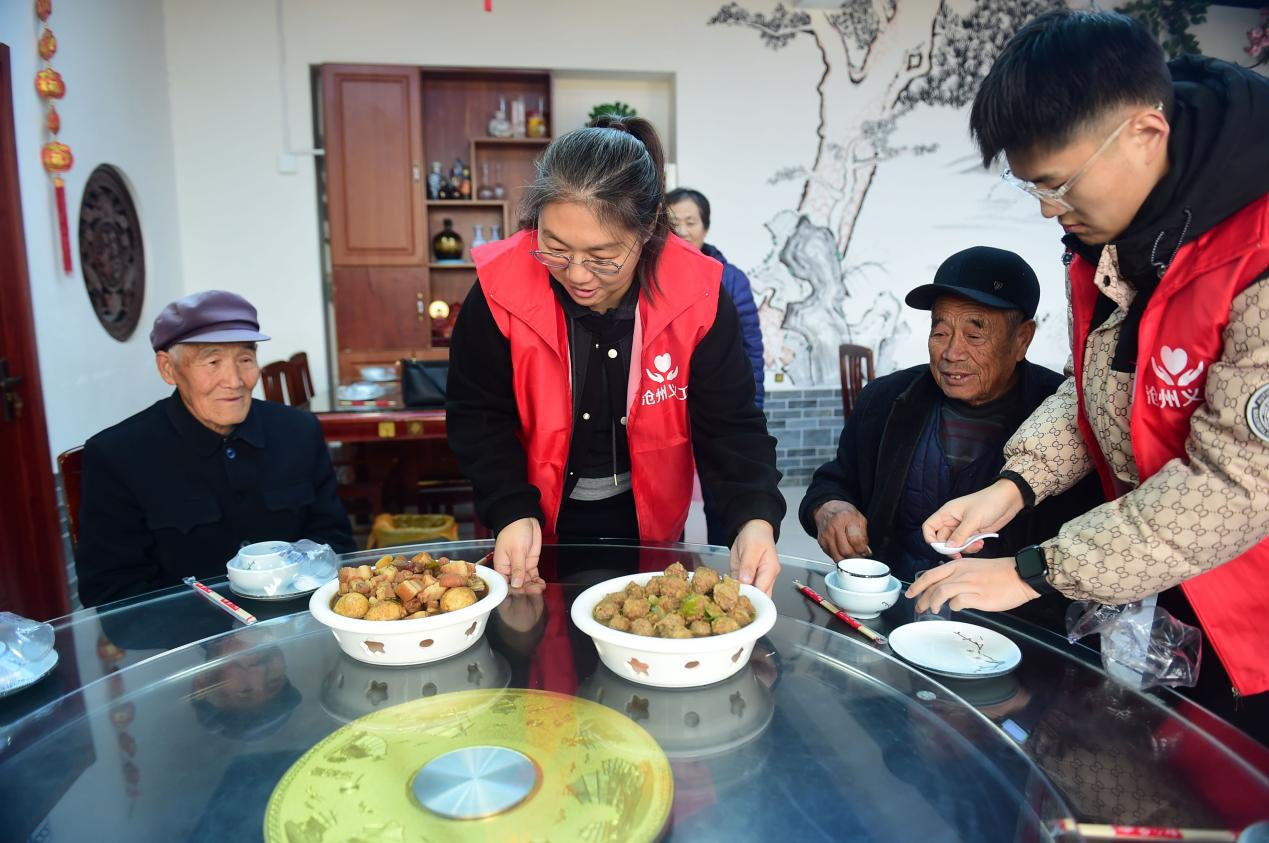 沧州市新华区小赵庄乡的志愿者在孝老助餐点为老人服务。傅新春摄