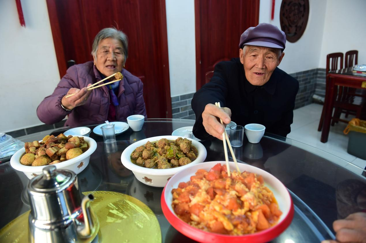 沧州市新华区小赵庄乡的老人在孝老助餐点享用免费的“孝老餐”。傅新春摄