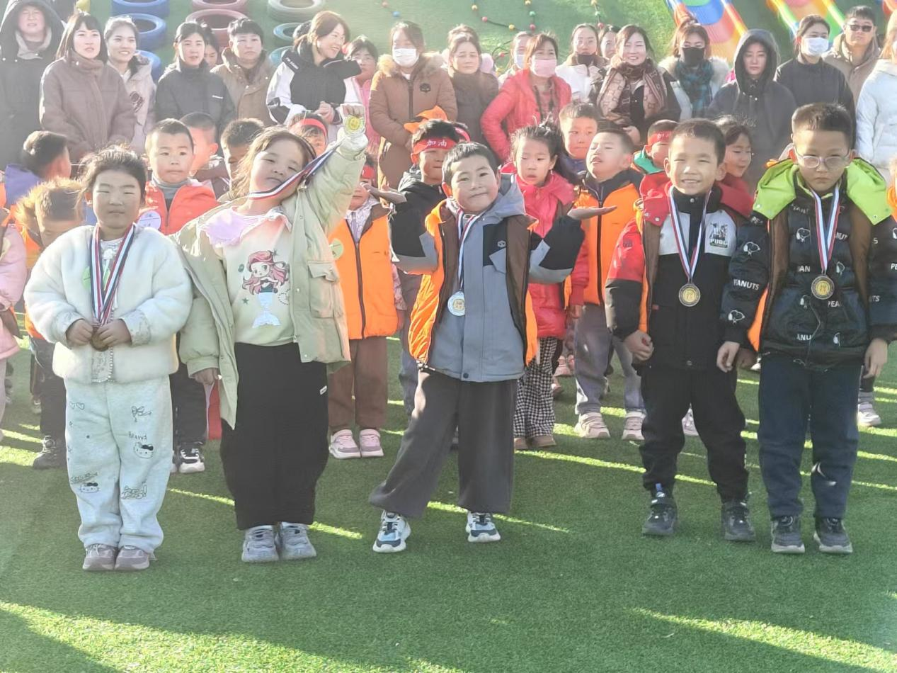 成绩优秀的幼儿“运动员”获得奖牌。马荣丽摄