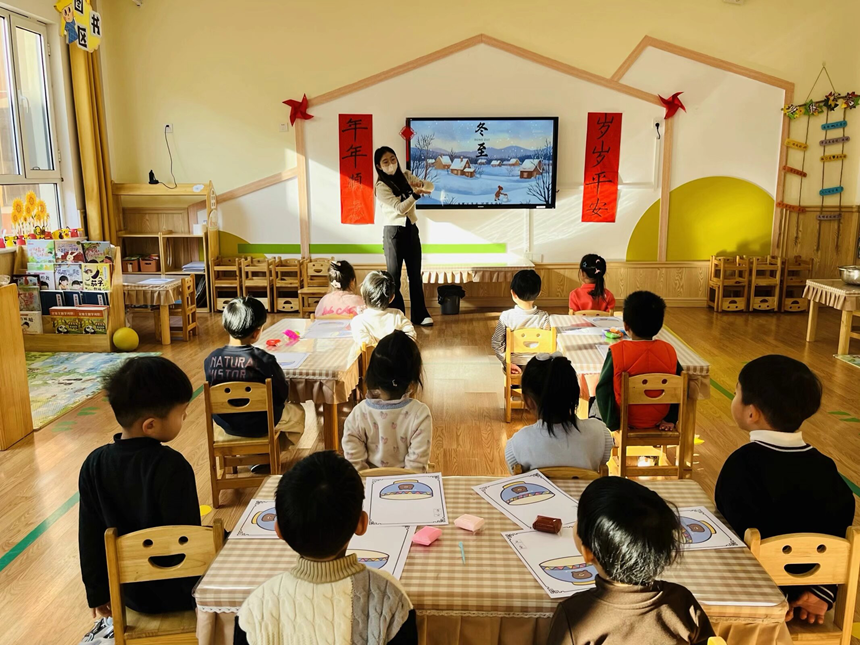 安平县幼儿园建材街园老师在给小朋友讲解冬至日风俗知识。  安梦思摄