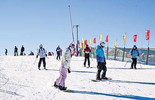 12月15日，滑雪愛好者在張家口市崇禮區萬龍滑雪場滑雪。 本報記者 耿 輝攝