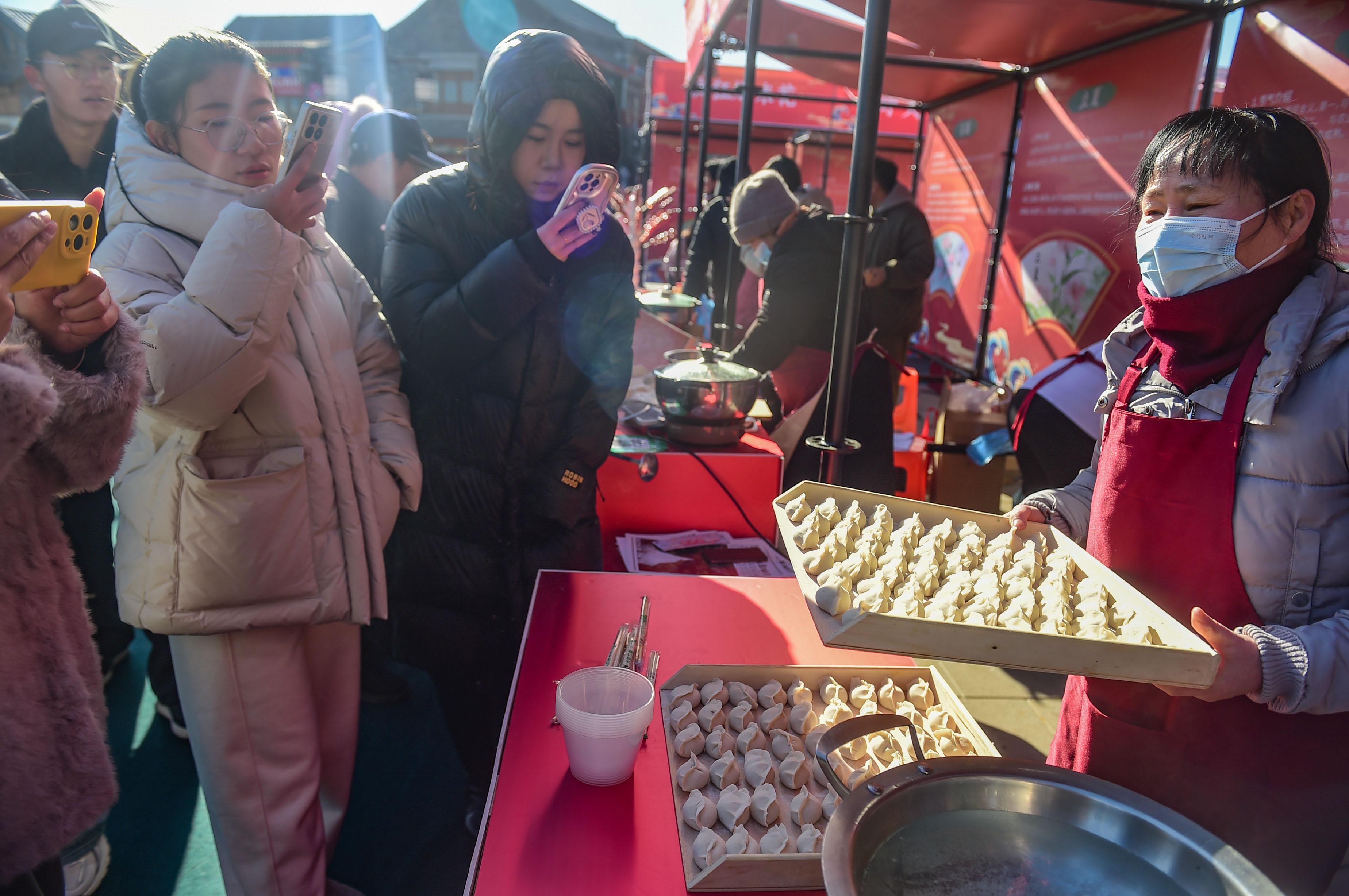 12月21日，“一陽來復·冬至福臨餃子文化藝術節”在滄州南川老街舉行。傅新春攝