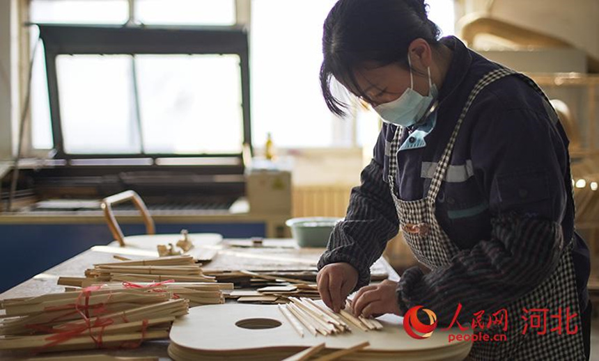 河北金音乐器集团生产车间内，工人正在制作西洋弦乐器。人民网记者 李兆民摄