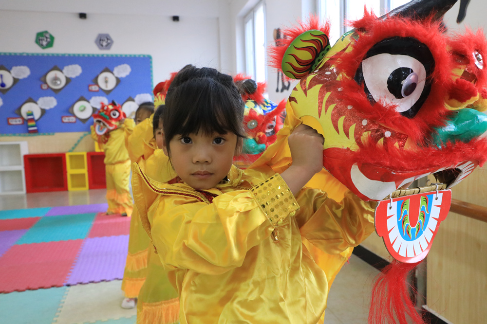 12月20日，东关中心幼儿园的孩子们练习舞狮动作。刘金忠摄