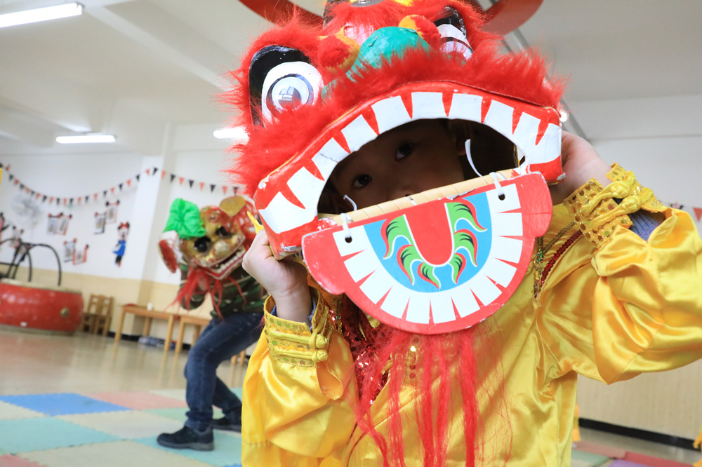 12月20日，东关中心幼儿园的孩子们练习舞狮动作。刘金忠摄