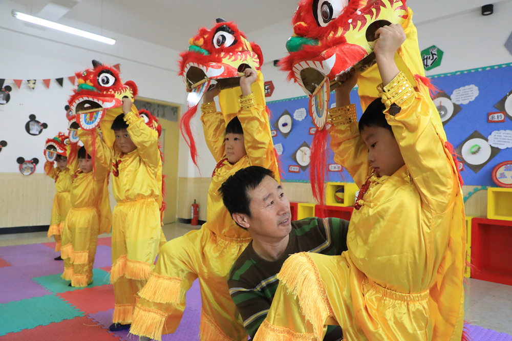12月20日，舞狮传承人在教授东关中心幼儿园的孩子学习舞狮。刘金忠摄