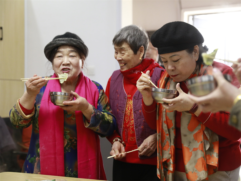 大家开心品尝饺子。马鑫宇摄