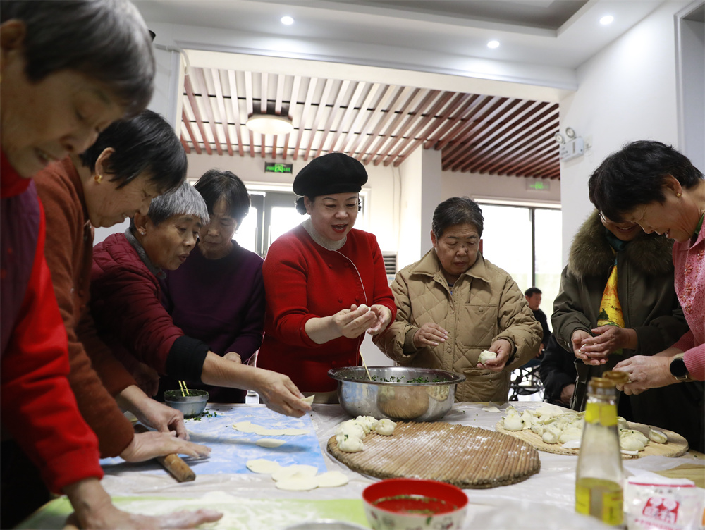 在滄州市新華區南門裡社區，大家分工合作包起餃子。馬鑫宇攝