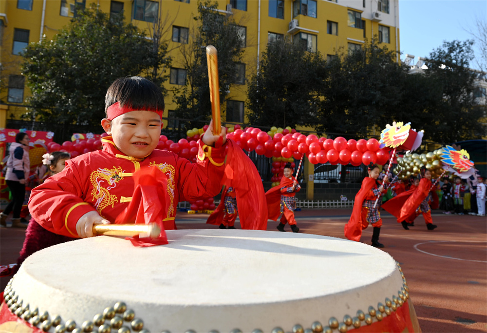 12月27日，河北省邯郸市复兴区第一幼儿园的小朋友在进行民俗表演。周绍宗摄