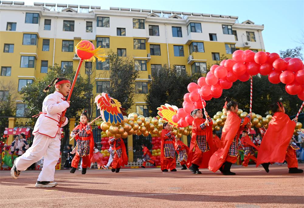 12月27日，河北省邯郸市复兴区第一幼儿园的小朋友在进行民俗表演。周绍宗摄 