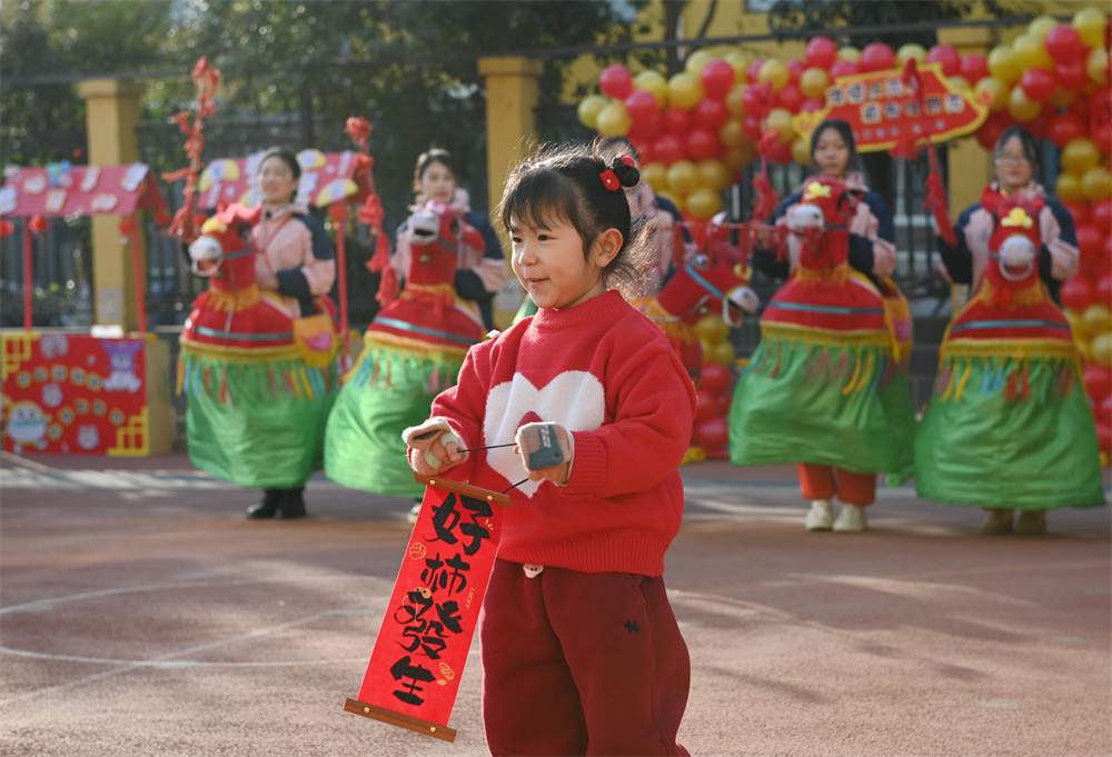 12月27日，河北省邯郸市复兴区第一幼儿园的老师和小朋友在进行民俗表演。周绍宗摄 