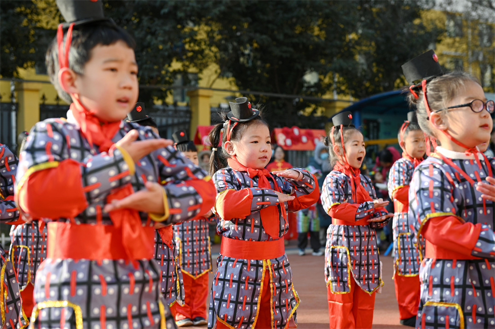 12月27日，河北省邯郸市复兴区第一幼儿园的小朋友在进行成语舞台剧表演。周绍宗摄