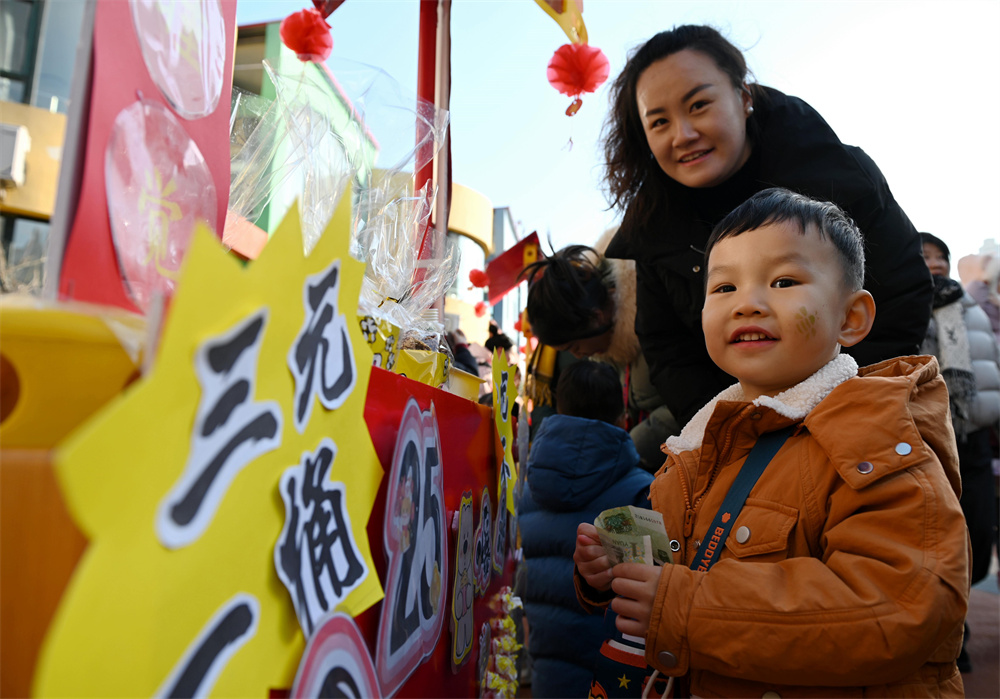 12月27日，河北省邯郸市复兴区第一幼儿园的孩子和家长在体验亲子逛庙会活动。周绍宗摄