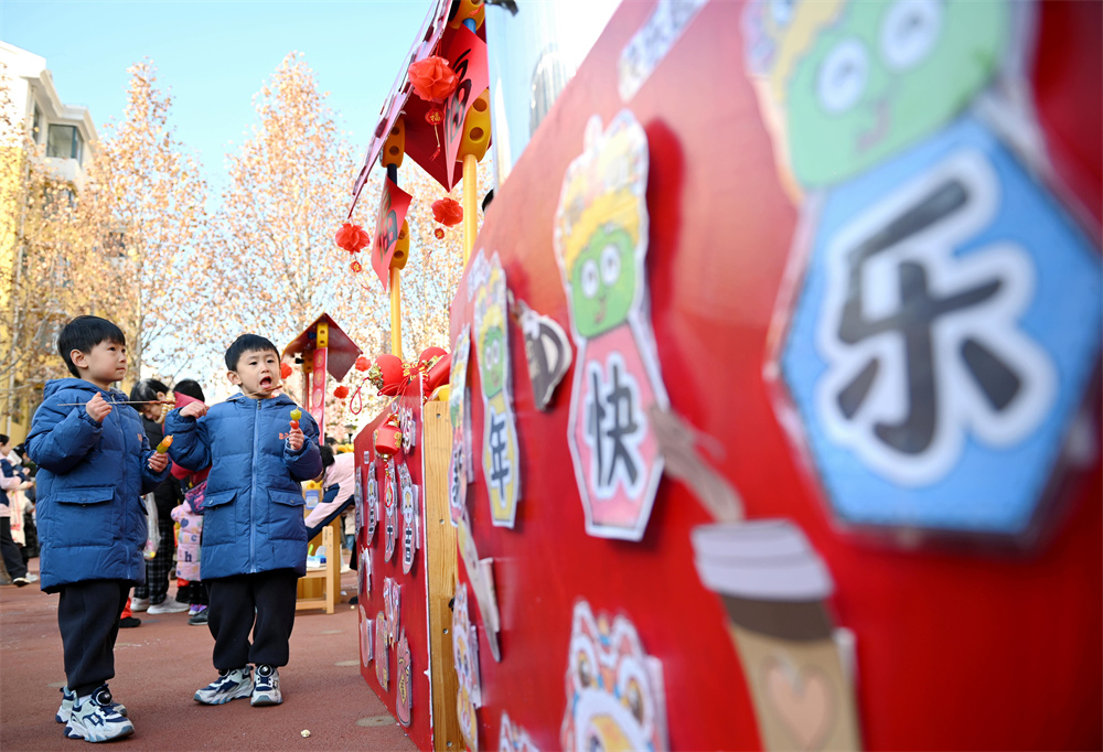 12月27日，河北省邯郸市复兴区第一幼儿园的小朋友在亲子逛庙会活动中品尝美食。周绍宗摄