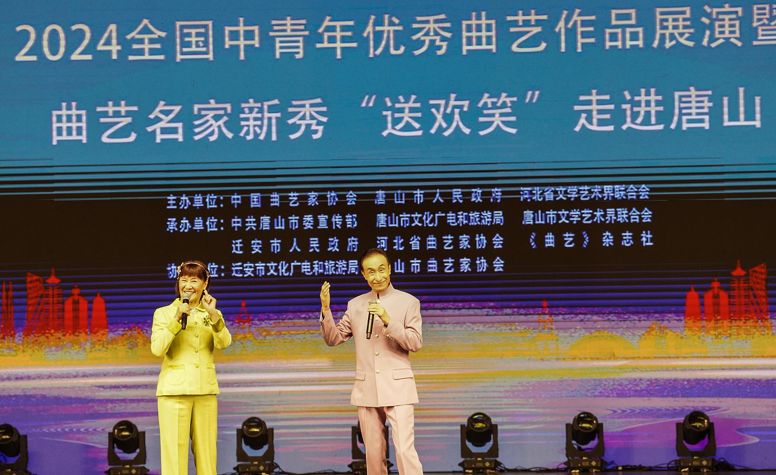 著名表演艺术家巩汉林、金珠“夫妻档”带来小品《幸福岁月》。陈儒摄