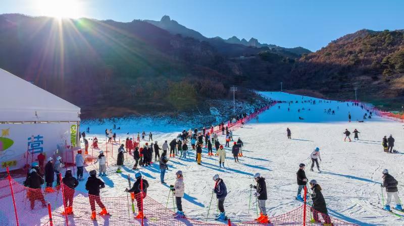 滑雪爱好者在秦皇岛天女小镇滑雪场滑雪。伊建华摄