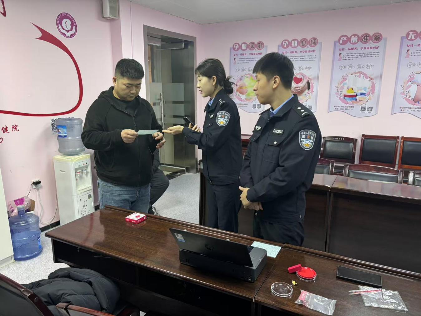 廊坊市市公安局政务服务中心民警前往管道局医院为新生儿办理了出生登记手续。路永超摄