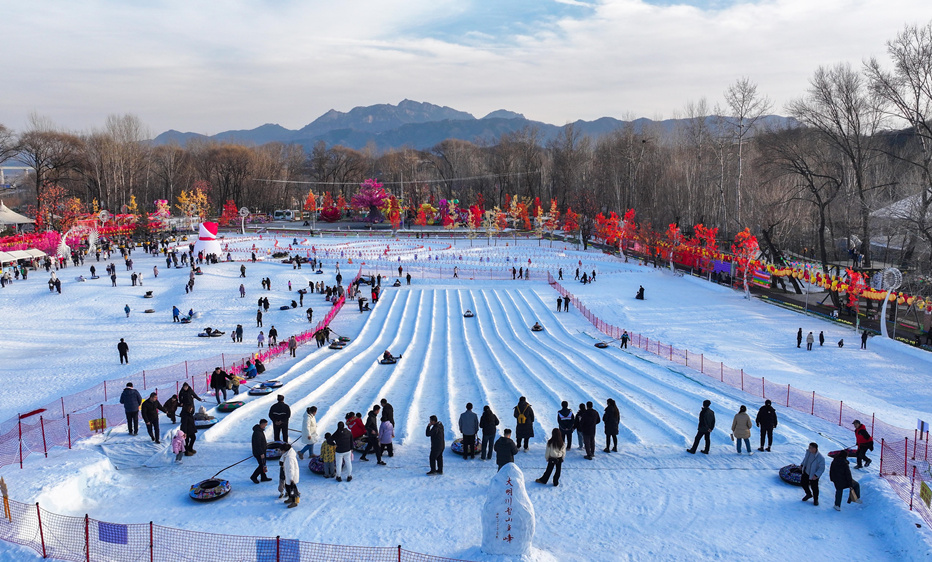 锦绣大明川冰雪场地游人如织。白云飞摄