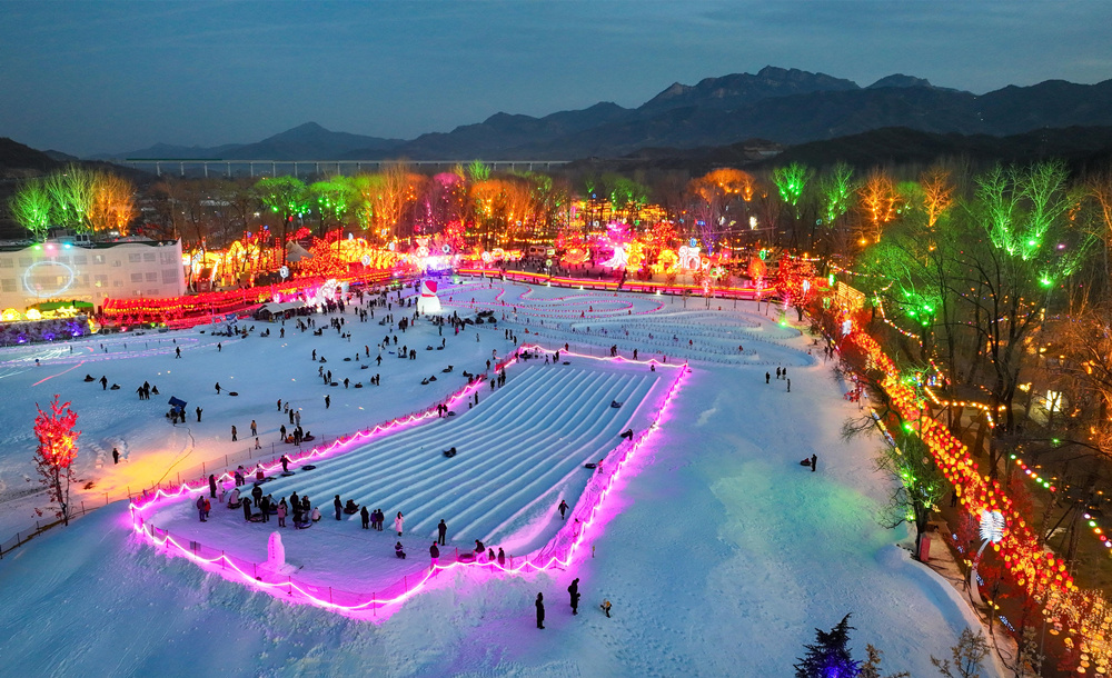 锦绣大明川灯光璀璨,引人入胜。白云飞摄