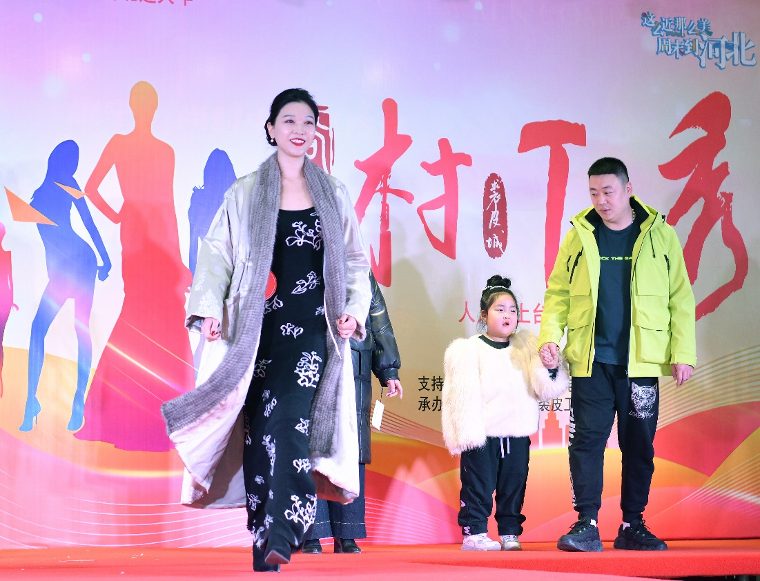 12月30日，相关从业者身着裘皮服装“T台”走秀。苑立伟摄