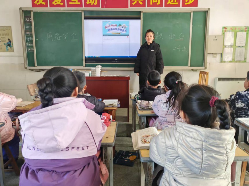 开展网络安全知识小课堂，宣讲员围绕《未成年人网络保护条例》进行科普宣传。李蕾摄