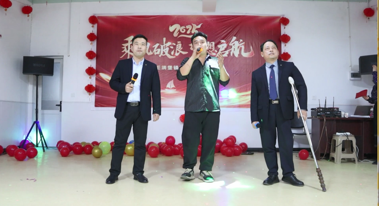 邯郸市肥乡区毛演堡镇卫生院医生和患者携手同唱一首歌,庆祝2025年元旦到来。宋震摄