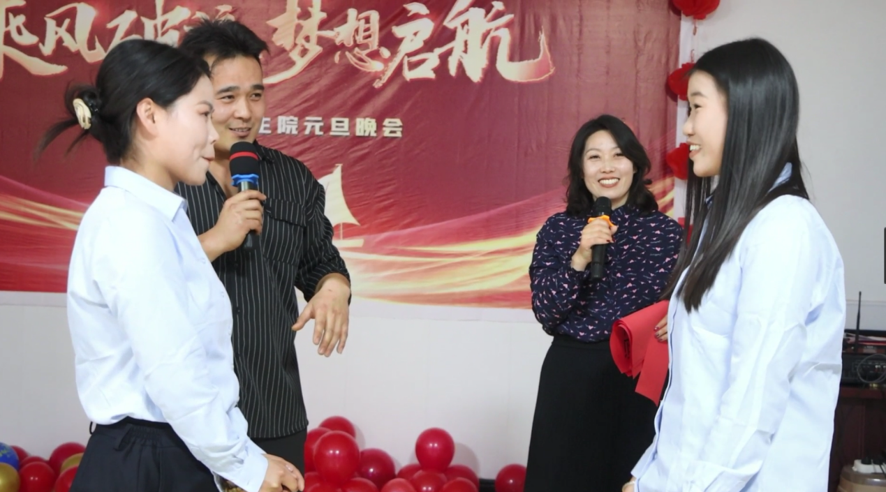 邯郸市肥乡区毛演堡镇卫生院医生和患者同台表演情景剧《撸起袖子加油干》,节目不仅展示了医护人员平凡中的伟大,也表达了患者对他们的深深敬意。宋震摄