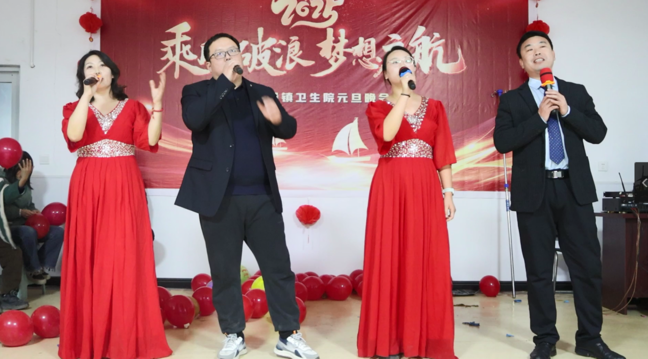 邯郸市肥乡区毛演堡镇卫生院医护工作者正在表演诗朗诵《光荣的医务工作者》》,庆祝2025年元旦到来。宋震摄