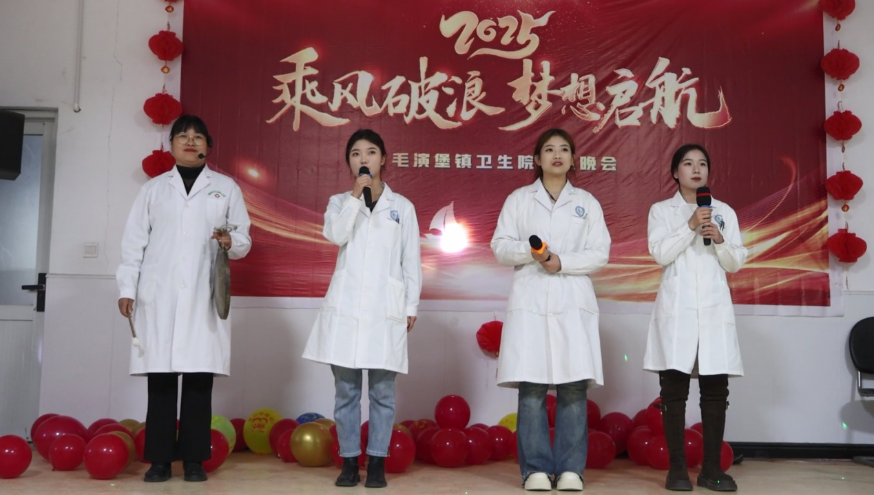 邯郸市肥乡区毛演堡镇卫生院医护工作者正在表演三句半《真心英雄》,庆祝2025年元旦到来。宋震摄