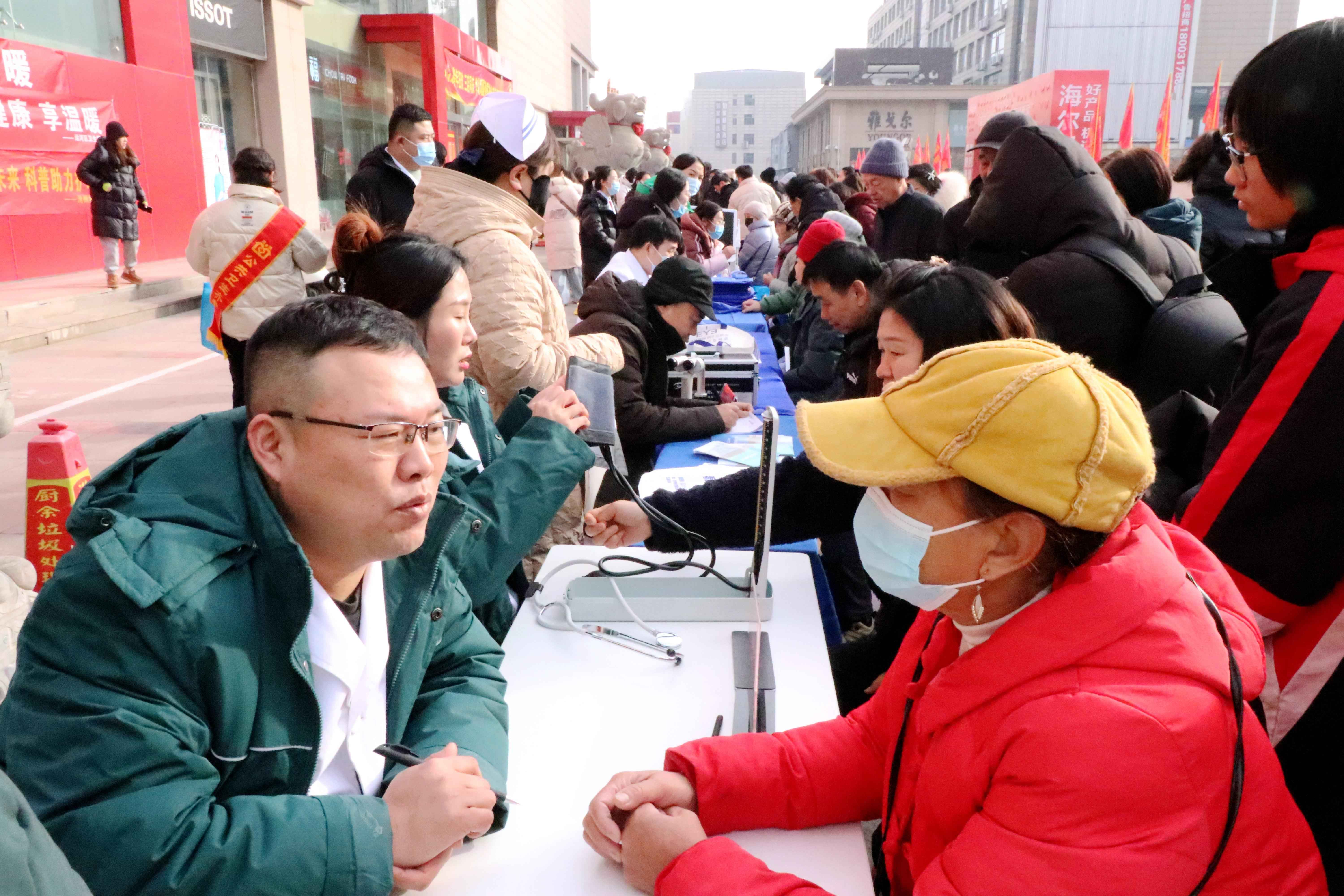 活动现场，医护人员为居民提供医疗问诊服务。赵雪聪摄