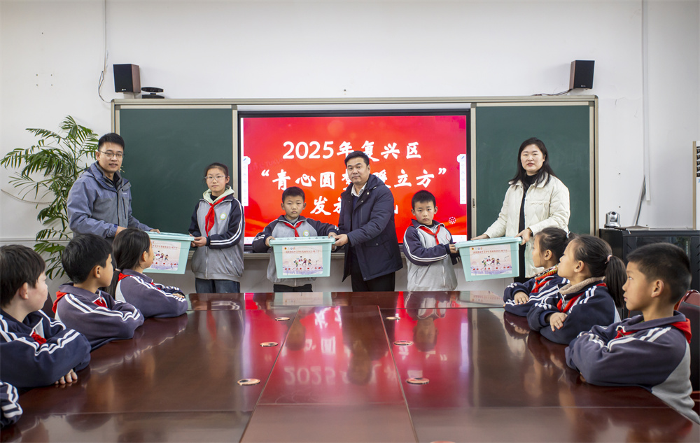 共青团复兴区委关爱小组在康庄乡中心学校为困难家庭学龄儿童及留守儿童捐赠“暖立方”温暖物资。聂长青摄