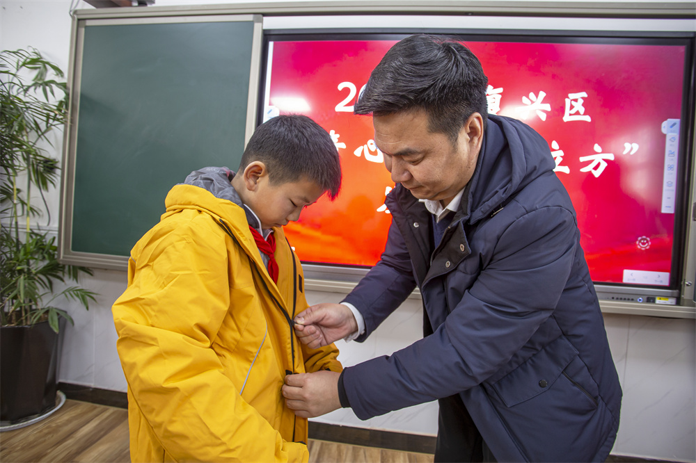 共青团邯郸市委领导在康庄乡中心学校为困难家庭学龄儿童及留守儿童捐赠“暖立方”温暖物资。聂长青摄