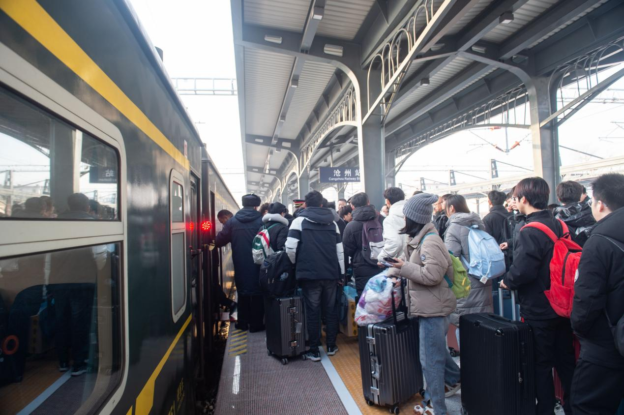 一列火车停靠沧州站，旅客依次上车。傅新春摄